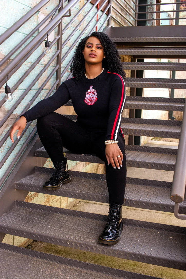 ΔΣΘ Black Center Crest Sweater
