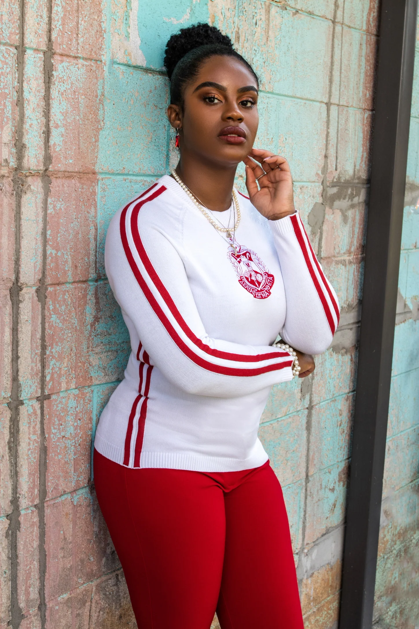 ΔΣΘ White Center Crest Sweater
